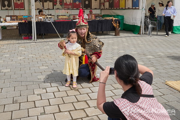 문화원 관계자가 분장한 친절한 이순신 장군 @아산시