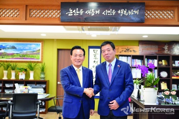 백성현 논산시장과 부호 주한 베트남 대사가 기념촬영을 하고 있다. @논산시