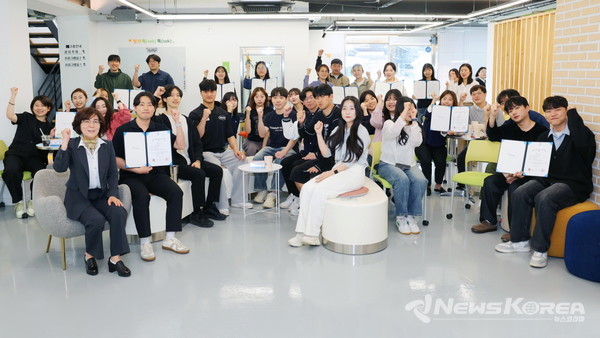 김보라 안성시장이 청년들과 함께 기념촬영을 하고 있다. @안성시