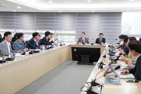 박상돈 천안시장이 13일 간부회의에서 윤석열 대통령이 저출산·고령화에 대응하는 부처인 저출생대응기획부 신설을 발표한 것과 환영 의사를 밝히며 인구정책 컨트롤 타워 역할을 할 인구정책팀 이관 계획을 밝히고 있다.  @천안시