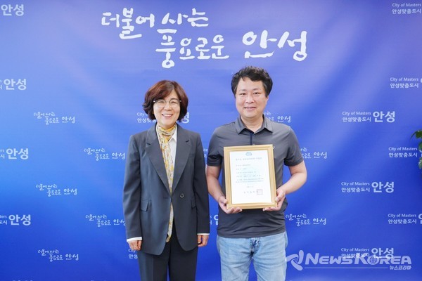 김보라 안성시장이 공공심야약국 지정서 전달을 하고 기념촬영을 하고 있다.  @안성시