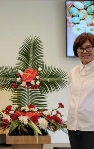 그녀는 늘 기도와 함께 성경말씀으로 살아가려고 노력한다. 두드리면 문을 열어주시는 성경말씀의 힘을 체험했기 때문이다. 그리고 오늘도 자녀와 성도들의 행복을 위해 꽃꽂이를 만든다. @뉴스코리아 김찬훈 특파원