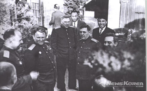 김일성과 소련군사령관 간부들 @뉴스코리아 포토 DB