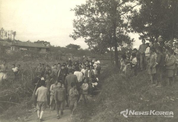 1946년 한국전쟁 발발 이전 김일성이 만경대 고향을 방문하고 있다. @뉴스코리아 포토 DB
