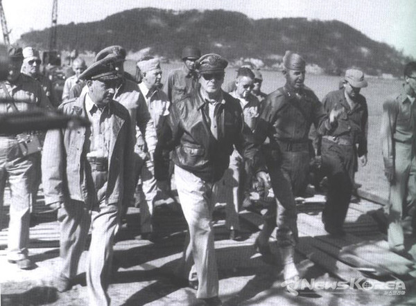 맥아더 장군이 인천에 상륙하고 있다. 