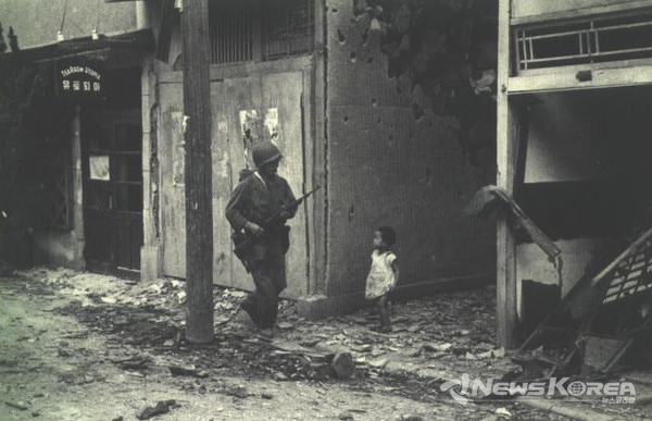 인천 유토피아 다방앞에 어린소녀앞을 국군이 지나고 있다., @뉴스코리아 포토 DB