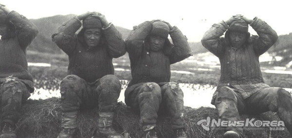 압록강에 중공군 포로들 @뉴스코리아 포토 DB