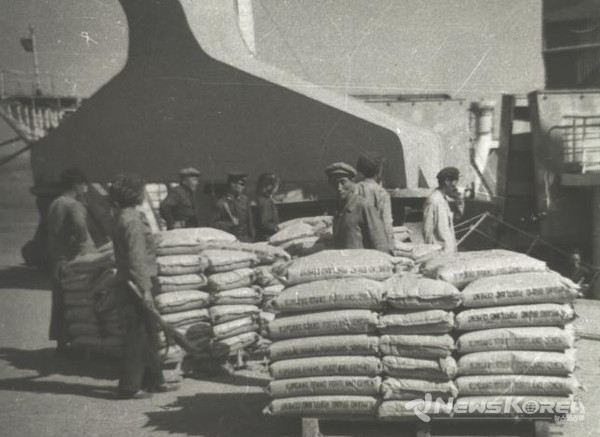 휴전이후 북한 동맹국의 지원물자들 @뉴스코리아 포토 DB