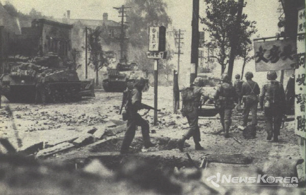 전쟁으로 폐허로 변해버린 시가지와 국군들 @뉴스코리아 포토 DB