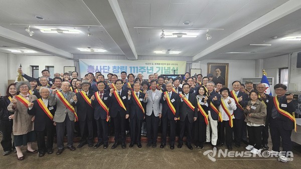 흥사단 창립 111주년 기념식에 모인 단우들이 기념 촬영을 하고 있다 @흥사단