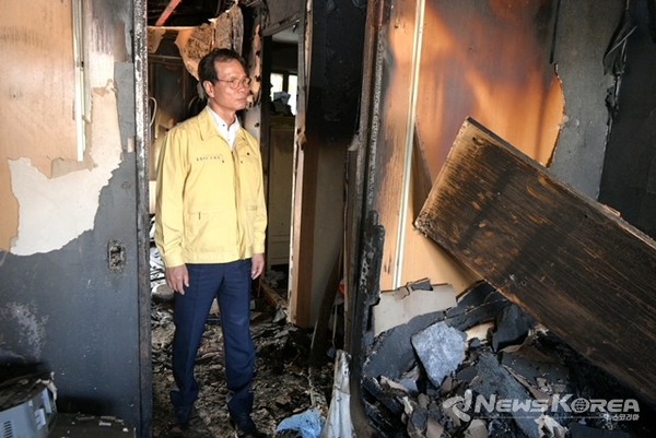 조병옥 음성군수가 화재 현장을 직접 둘러보고 있다. @음성군