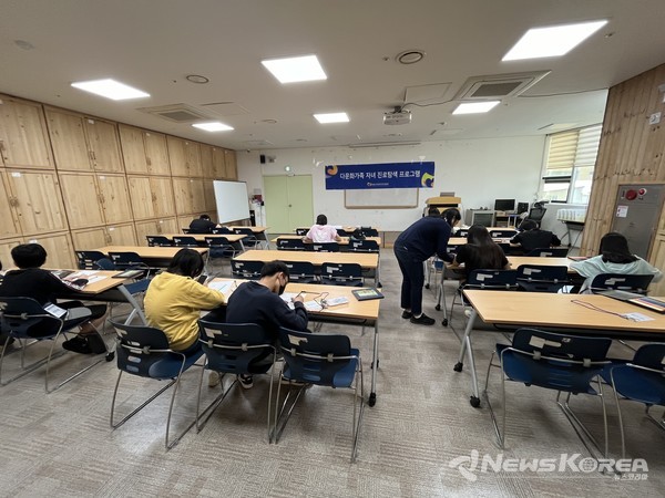 천안시다문화가족지원센터가 지난 18일 다문화 아동·청소년을 대상으로 진로 프로그램 ‘웹툰작가 어때?’를 진행했다. @천안시