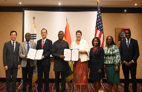 17일(현지시간) 서아프리카 가나 수도 아크라에 위치한 캠핀스키 호텔에서 개최된 ‘가나 전역 글로벌보건안보구상 이행을 통한 보건안보 역량강화 사업’의 업무협조약정(MOU) 교환식에서 참석자들이 기념사진을 촬영하고 있다.@코이카