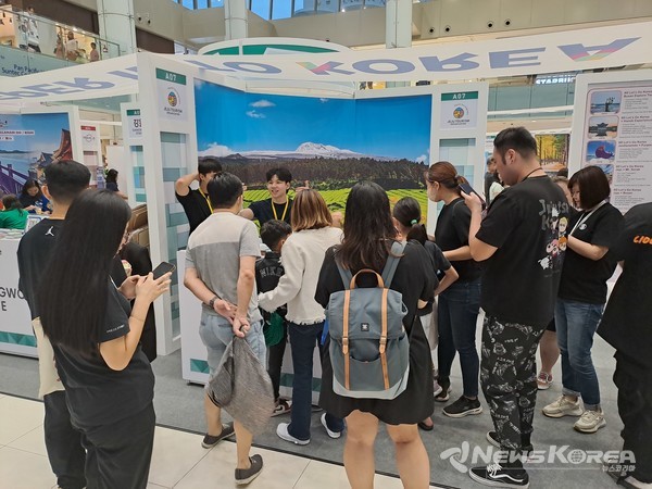 싱가포르 제주 개별관광객 유치를 위해 별도 마련된 홍보부스에서는 오는 7월 예정된 ‘워터밤’ 행사를 비롯해 한류 스타가 방문했던 관광지, 영화 및 드라마 촬영지 등을 소개했다. @제주관광공사