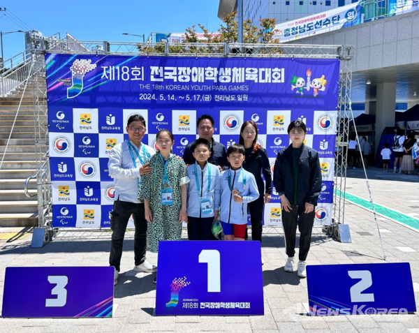 제18회 전국장애학생체육대회 사진 왼쪽부터 박계명 수영코치 박서하 구도영 황찬우 선수 뒷줄 음성군장애인체육회 @음성군