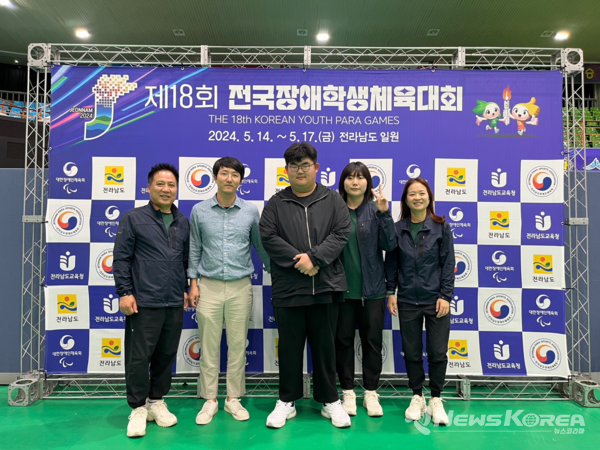 제18회 전국장애학생체육대회 사진 왼쪽부터 음성군장애인체육회 박제욱 사무국장 대소중학교 박상현 선생님 임종명 선수 음성군장애인체육회 홍연지 전혜경 @음성군