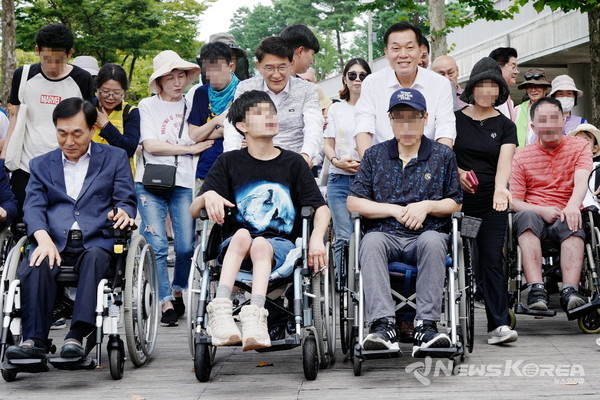 지난해 9월 장애인과 비장애인이 함께하는 걷기대회에 참가한 이재준 수원특례시장이 장애인 참가자와 함께 행진하고 있다. @수원시