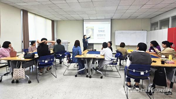 수원시장애인가족지원센터에서 운영하는 부모 프로그램에 장애인 부모들이 참여하고 있다. @수원시