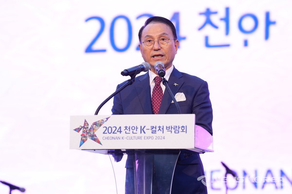 22일 박상돈 천안시장이 독립기념관 겨레의 큰마당 주무대에서 열린 ‘2024 천안 K-컬처박람회’ 개막식에 인사말을 하고 있다.  @뉴스코리아 최신 기자
