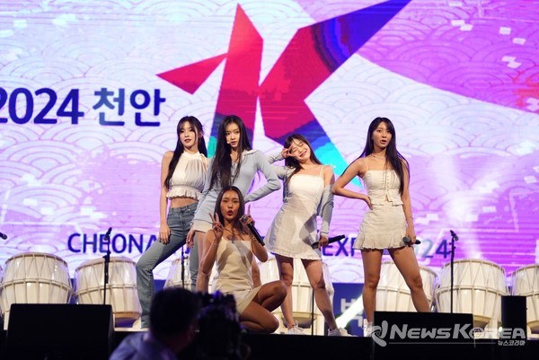 오마이걸이 개막식에서 공연하고 있다. @뉴스코리아 최신 기자