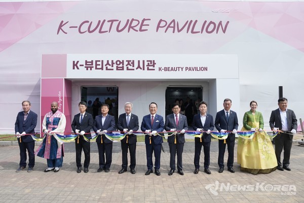 22일 박상돈 천안시장이 독립기념관 웰컴존 및 독립의 다리 일원에서 열린 ‘2024 천안 K-컬처박람회’ 개장식에서 참석자들과 테이프 커팅을 하고 있다. @천안시
