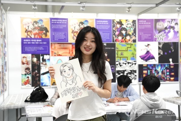 웹툰산업전시관에서 체험중인 체험객 @천안시