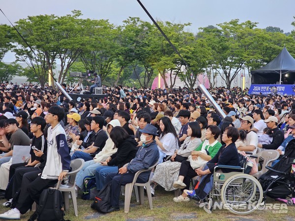 객석을 가득 메운 개막식 관람을 위해 행사장을 찾은 관람객들 @뉴스코리아 최신 기자 