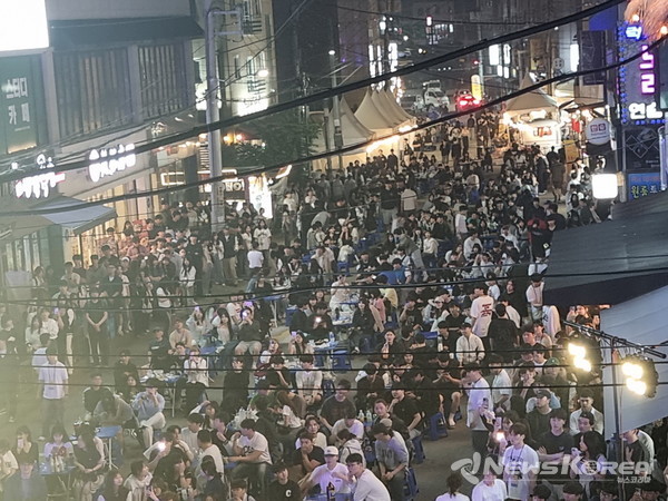 청년들이 공연을 즐기고 있다. @아산시