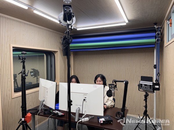 공주대학교 자원봉사자들이 오디오북 녹음 연습을 하고 있다. @천안시