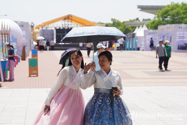 천안 K-컬처박람회’를 찾은 외국인 방문객들이 한복을 입고 기념사진을 촬영하고 있다.  @천안시