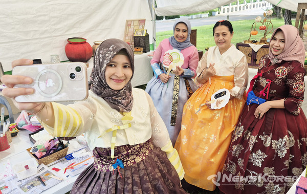천안 K-컬처박람회’를 찾은 외국인 방문객들이 한복을 입고 기념사진을 촬영하고 있다.  @천안시