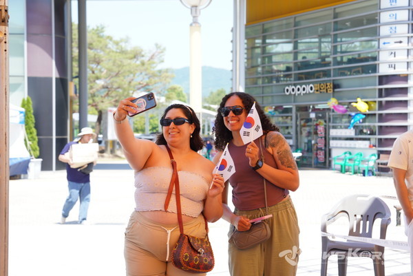 천안 K-컬처박람회’를 찾은 외국인 방문객들이 한복을 입고 기념사진을 촬영하고 있다. @천안시