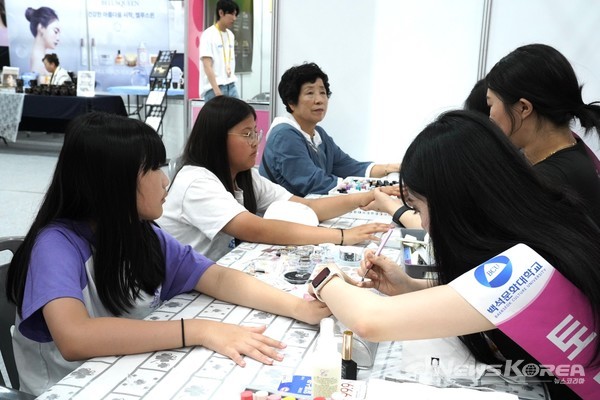 2024 천안 K-컬처박람회’의 K-뷰티 산업전시관을 찾은 관람객들이 퍼스널컬러 찾기, 메이크업 시연 등 체험프로그램에 참여하고 있다. @천안시