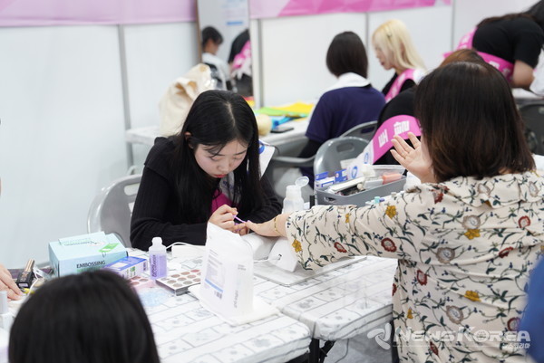 ‘2024 천안 K-컬처박람회’의 K-뷰티 산업전시관을 찾은 관람객들이 퍼스널컬러 찾기, 메이크업 시연 등 체험프로그램에 참여하고 있다. @천안시