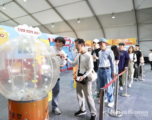 ‘2024 천안 K-컬처박람회’의 K-푸드 산업전시관을 찾은 관람객들이 팝업스토어 증정이벤트에 참여하기 위해 줄을 서고 있다. @천안시