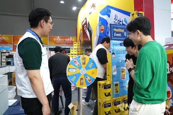 ‘2024 천안 K-컬처박람회’의 K-푸드 산업전시관을 찾은 관람객들이 팝업스토어 증정이벤트에 참여하기 위해 줄을 서고 있다. @천안시