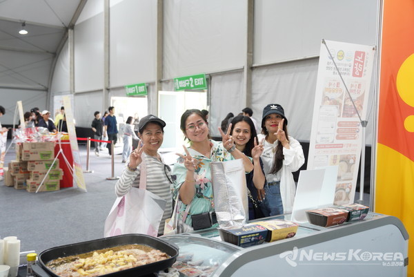 필리핀 출신 제니비씨와 그녀의 친구들 @뉴스코리아 최신 기자