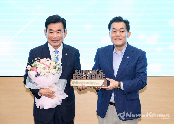 이재준 수원시장이 김진표 국회의장에게 감사패를 전달하고 있다. @수원시