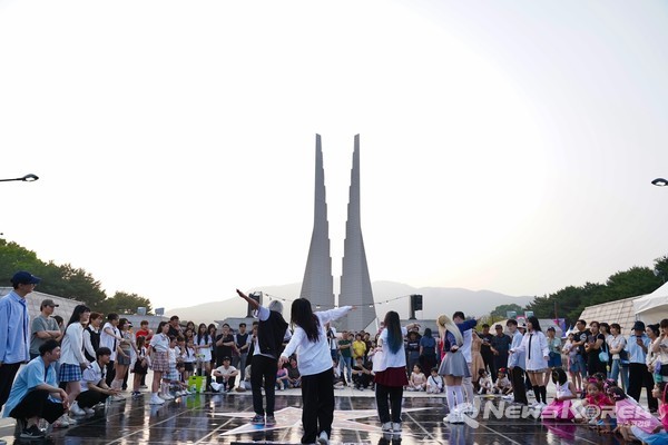 ‘2024 천안 K-컬처 박람회’가 진행 중인 독립기념관 챌리지존에서 관람객들이 ‘랜덤플레이댄스’에 참여하고 있다. @천안시