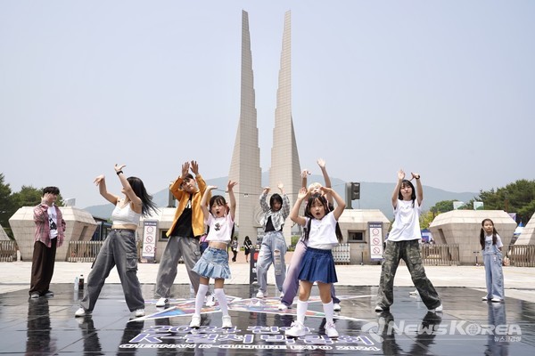 ‘2024 천안 K-컬처 박람회’가 진행 중인 독립기념관 챌리지존에서 관람객들이 ‘랜덤플레이댄스’에 참여하고 있다. @천안시