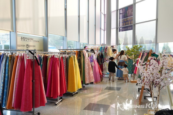 ‘2024 천안 K-컬처박람회’가 진행 중인 독립기념관에서는 무료로 한복을 대여할 수 있는 한복대여소가 설치돼있다.  @천안시