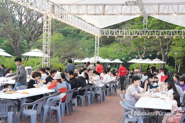 ‘2024 천안 K-컬처박람회’가 진행 중인 독립기념관에 조성된 푸드존에서 음식을 사기 위해 관람객들이 줄을 서고 있다.  @천안시