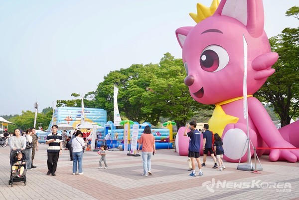 ‘2024 천안 K-컬처박람회’가 진행 중인 독립기념관에 핑크퐁 DIY부터 아기상어 에어바운스, 베베핀 플레이존, 대형 에어벌룬 포토존 등으로 구성된 K-키즈존이 조성됐다. @천안시