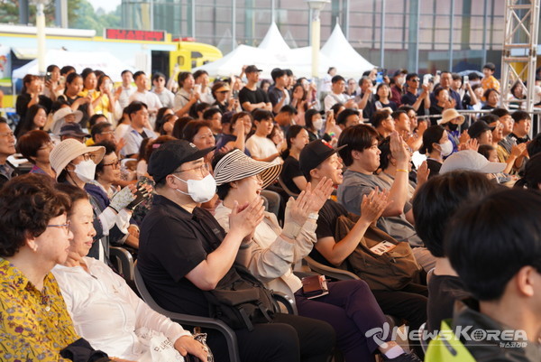 K-컬처박람회장을 찾은 관람객들이 무대공연을 즐기고 있다. @천안시