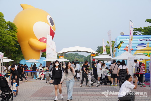 입구부터 즐비한 놀거리 볼거리들이 가득하다. @천안시