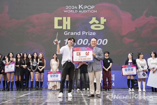 25일 박상돈 천안시장이 독립기념관 겨레의 큰마당에서 열린 ‘2024 천안 K-컬처박람회’의 메인 프로그램인 ‘K-팝 월드 오디션’ 결선에서 대상을 차지한 ‘츠츠미 라이’와 기념사진을 촬영하고 있다. @천안시