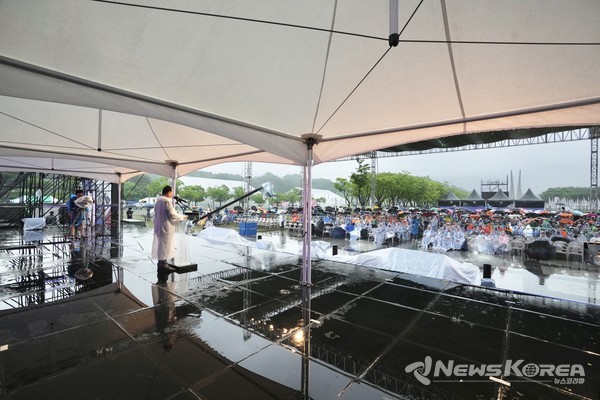 우천에 대비한 대형 천막과 우비를 착용한 관람객들이 폐막식에서 박상돈 천안시장의 인사말을 듣고 있다. @천안시