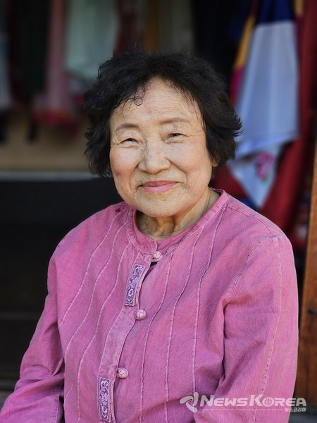 시종일관 편안하게 전통혼례 체험을 하는 관람객들을 이끌던 임창애(74세) 여사 @뉴스코리아 최신 기자