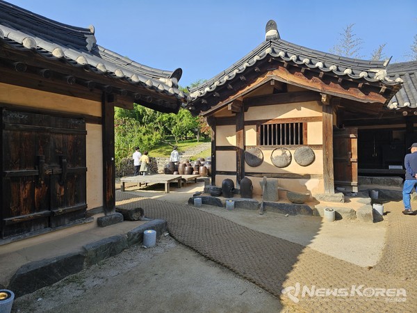 외암마을을 찾은 나들이객 @뉴스코리아 최신 기자