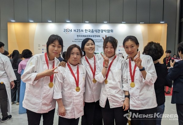 제25회 한국음식관광박람회 한국국제요리제과경연대회 주니어라이브경연 부문 조정미 금상 수상자(사진 왼쪽 첫번째) @세종사이버대학교